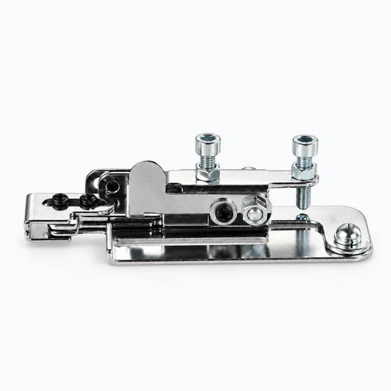 Zipper-attaching edge-guide attachment.